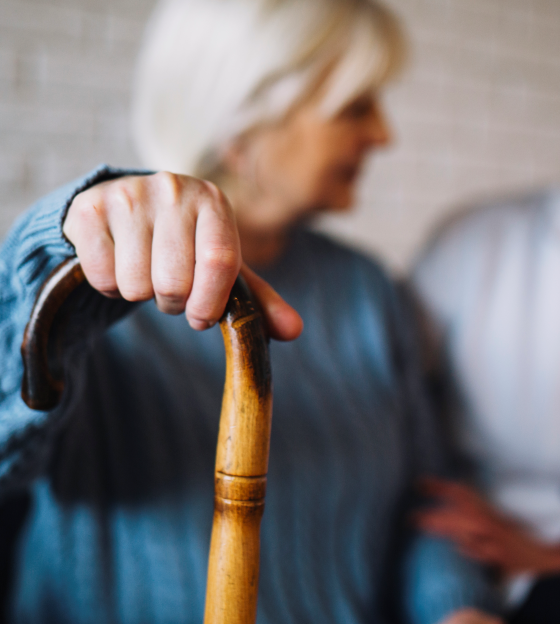 O que fazer quando um idoso sofre uma queda