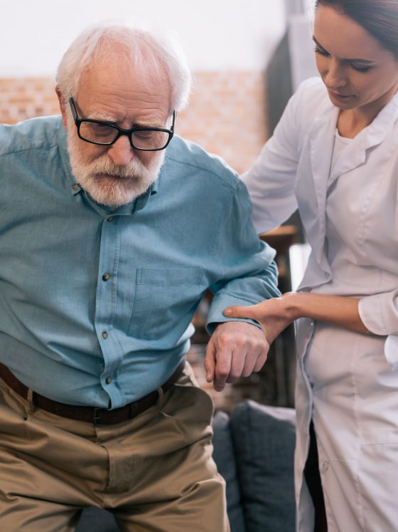 Conheça as 4 principais doenças na coluna de idosos