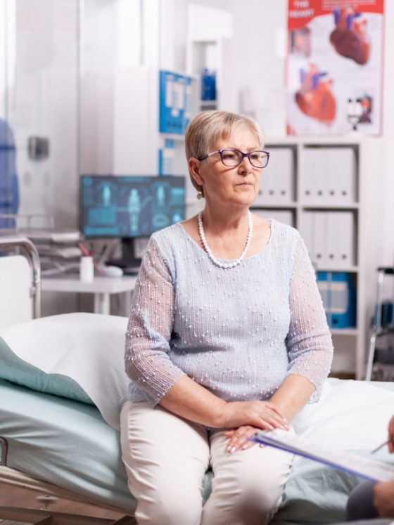 Por que idosos sofrem mais com dores na coluna?