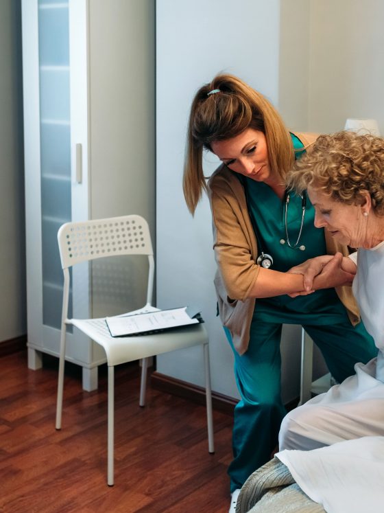 4-coisas-que-devem-ser-evitadas-ao-dar-banho-em-idosos