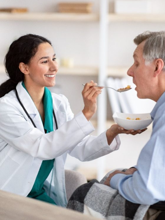 Alerta do Vivendas do Menino Deus sobre desnutrição silenciosa em idosos