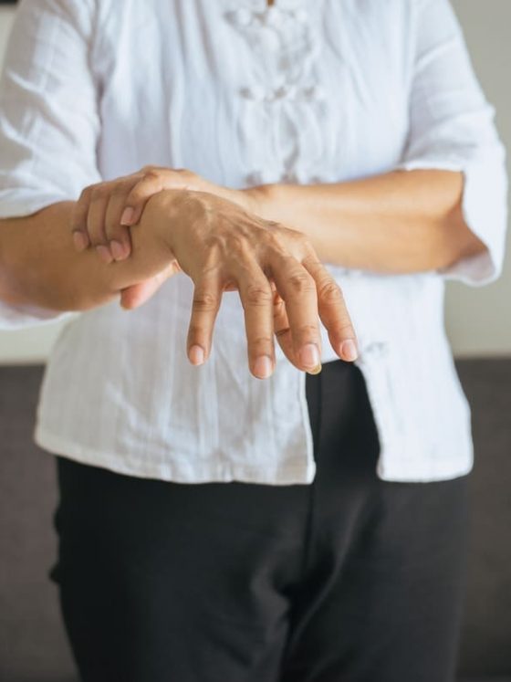 Dicas da Geriatria Vivendas do Guaíba para quem cuidar de quem tem Mal de Parkinson